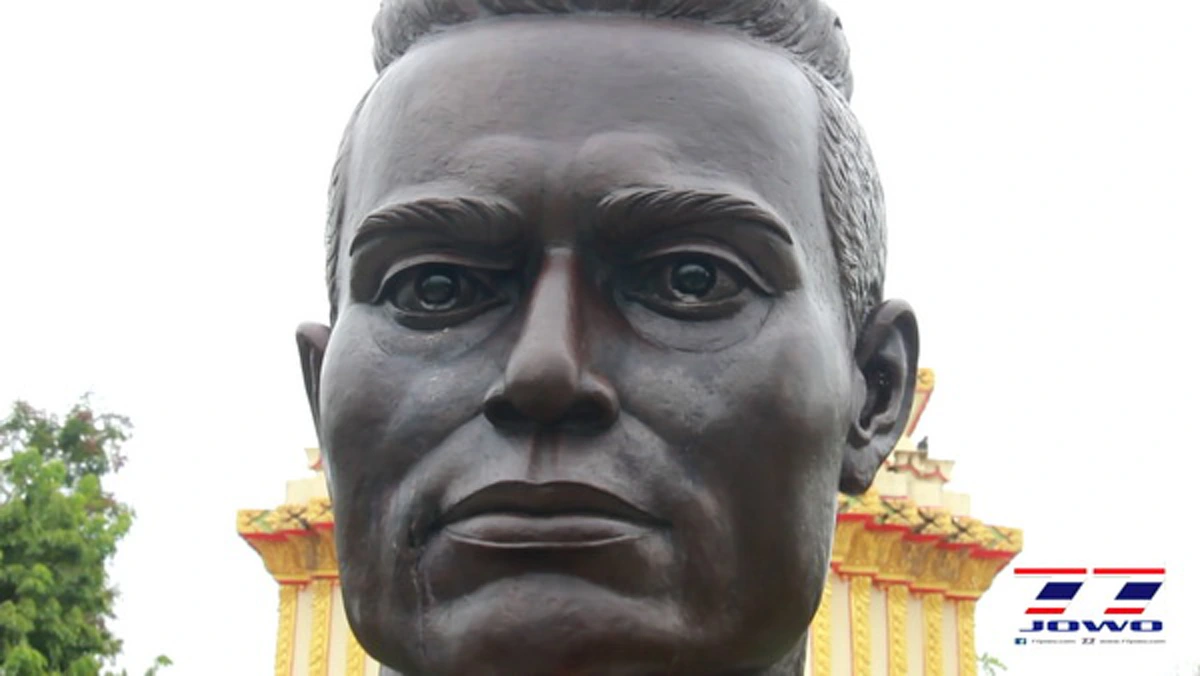 ฮือฮาไปทั้งตำบล!! รูปปั้นพระยาพิชัยดาบหัก มีน้ำตาไหลอาบแก้ม ชาวบ้านแห่นำเครื่องบายศรี ดอกไม้ธูปเทียน ไปสักการะบูชา