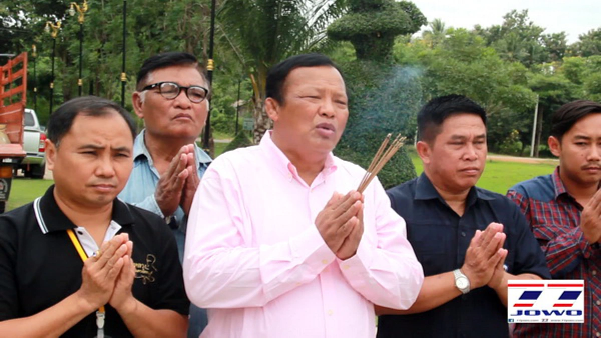 ฮือฮาไปทั้งตำบล!! รูปปั้นพระยาพิชัยดาบหัก มีน้ำตาไหลอาบแก้ม ชาวบ้านแห่นำเครื่องบายศรี ดอกไม้ธูปเทียน ไปสักการะบูชา