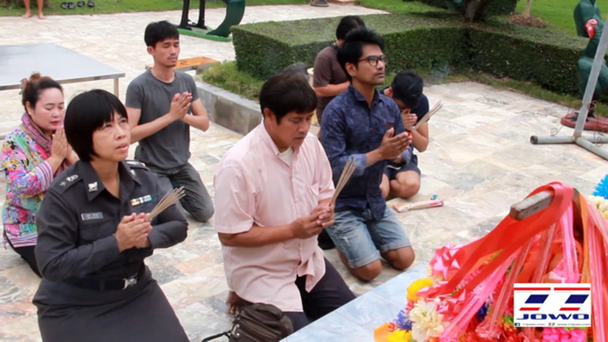 ฮือฮาไปทั้งตำบล!! รูปปั้นพระยาพิชัยดาบหัก มีน้ำตาไหลอาบแก้ม ชาวบ้านแห่นำเครื่องบายศรี ดอกไม้ธูปเทียน ไปสักการะบูชา