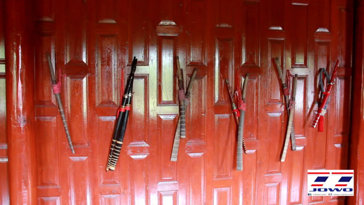 ฮือฮาไปทั้งตำบล!! รูปปั้นพระยาพิชัยดาบหัก มีน้ำตาไหลอาบแก้ม ชาวบ้านแห่นำเครื่องบายศรี ดอกไม้ธูปเทียน ไปสักการะบูชา