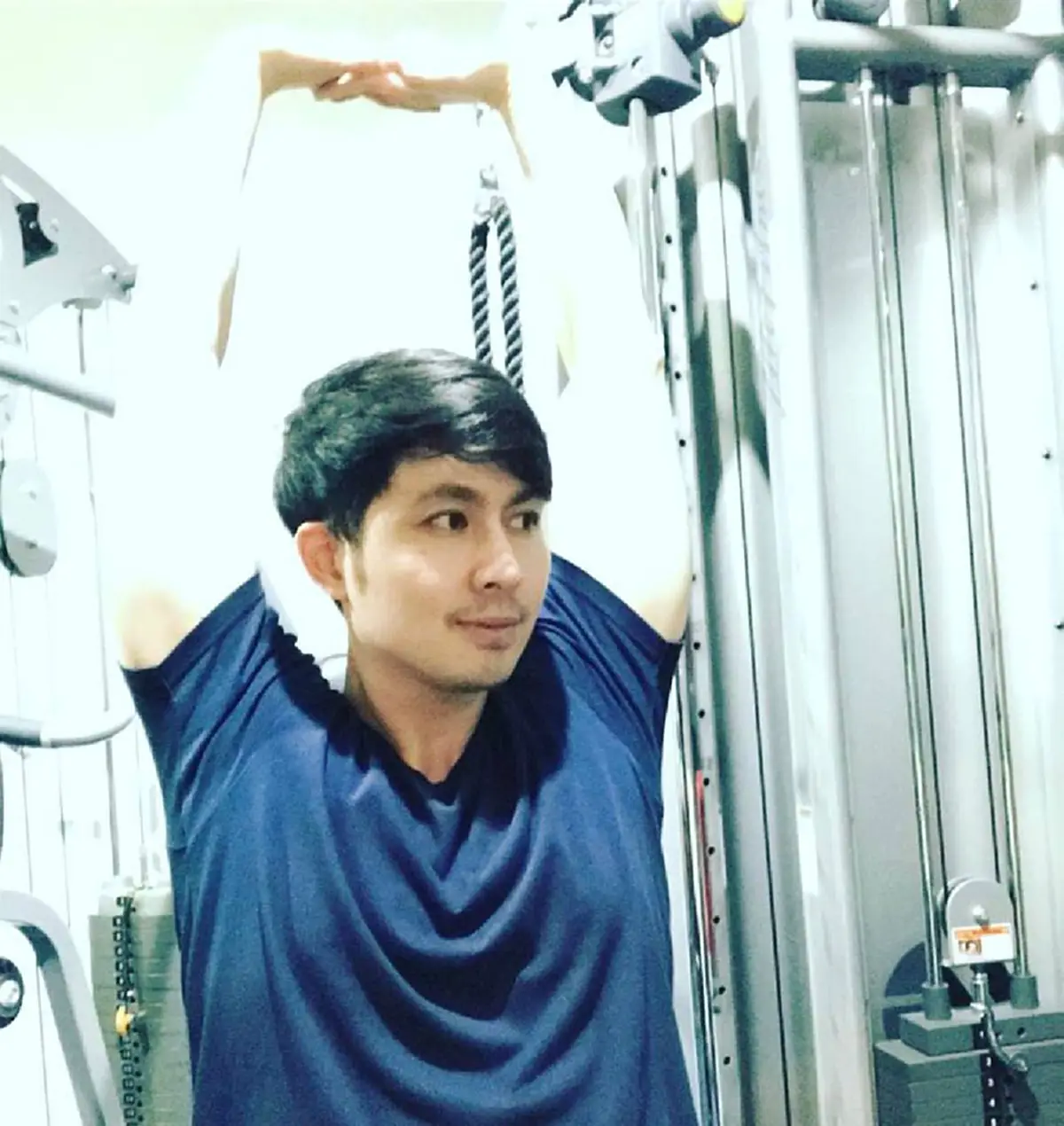 อื้อหือ !!  หล่อไม่แพ้พ่อ คนนี้ไง ทายาทของนักแสดงรุ่นใหญ่  "อนุสรณ์ เดชะปัญญา"  หันมา ถึงกับตะลึง เพราะเขาคือนักร้องค่ายดัง