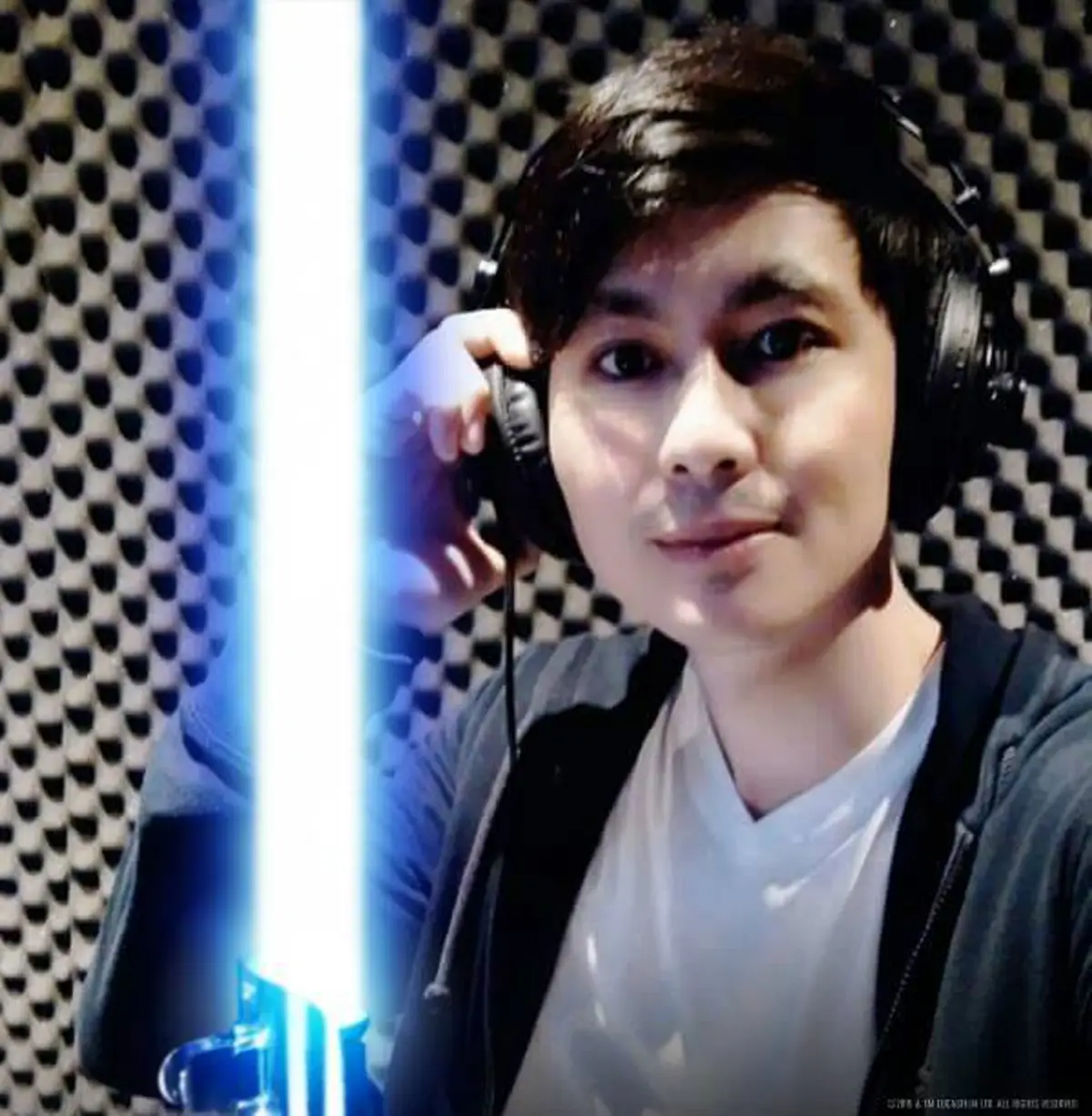 อื้อหือ !!  หล่อไม่แพ้พ่อ คนนี้ไง ทายาทของนักแสดงรุ่นใหญ่  "อนุสรณ์ เดชะปัญญา"  หันมา ถึงกับตะลึง เพราะเขาคือนักร้องค่ายดัง