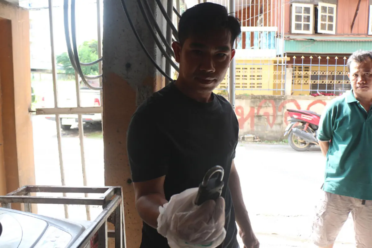 ช้ำใจ...เหนื่อยแทบตายกว่าจะได้มา!! หนุ่มเซ็งจัด  จอดจยย.ไว้ในโรงจอดรถ คิดว่าปลอดภัยแล้ว ยังโดนโจรแสบย่องมาตัดกุญแจขโมยรถไปได้