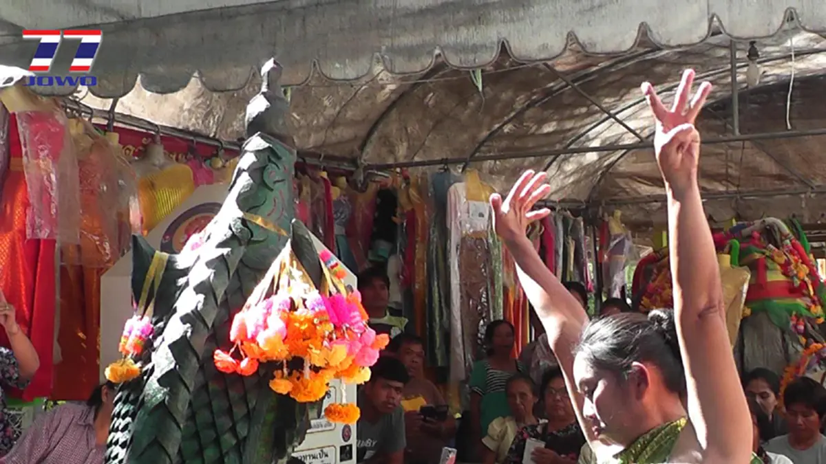 แห่มากันมืดฟ้า มัวดิน!! ประชาชนหลั่งไหล เข้ากราบไหว้รูปปั้นพญานาคนาคีผุดขึ้นจากดิน เซียนหวยไม่พลาดส่องขันน้ำมนต์ดูเลขเด็ด (คลิป)