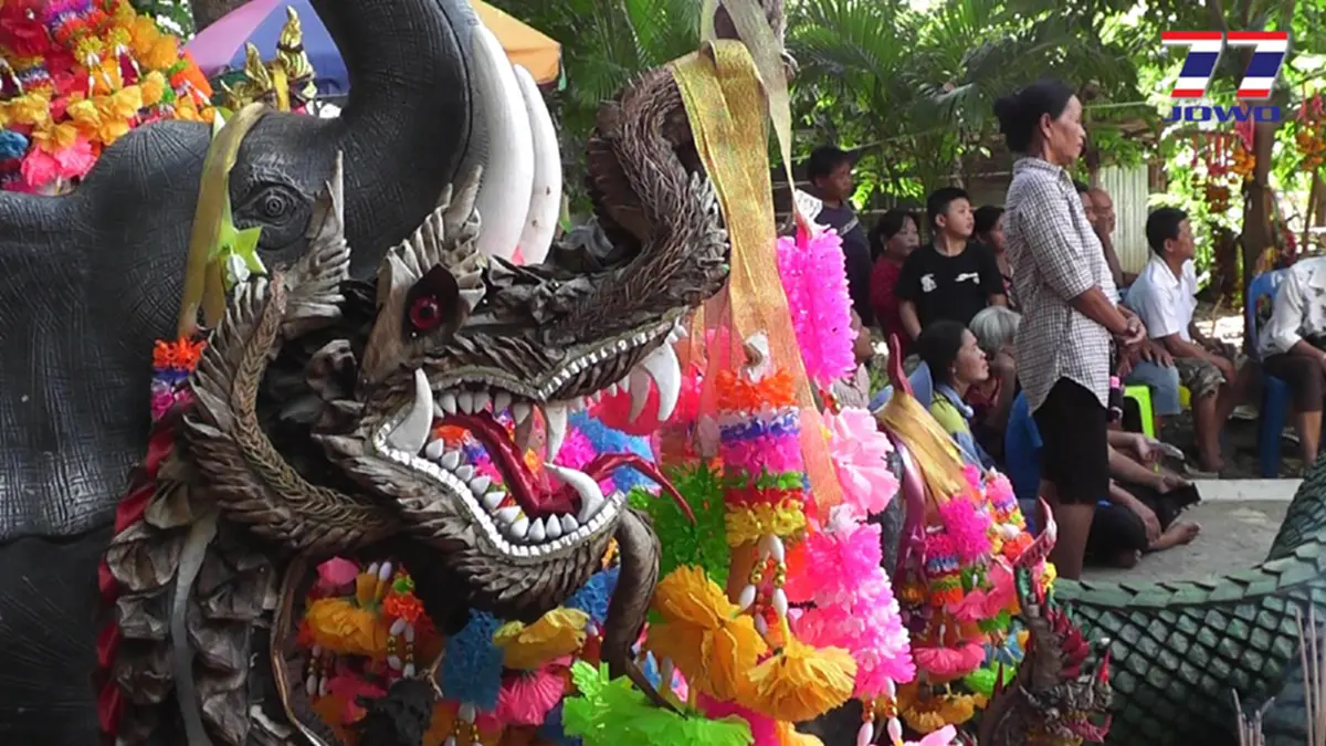 แห่มากันมืดฟ้า มัวดิน!! ประชาชนหลั่งไหล เข้ากราบไหว้รูปปั้นพญานาคนาคีผุดขึ้นจากดิน เซียนหวยไม่พลาดส่องขันน้ำมนต์ดูเลขเด็ด (คลิป)