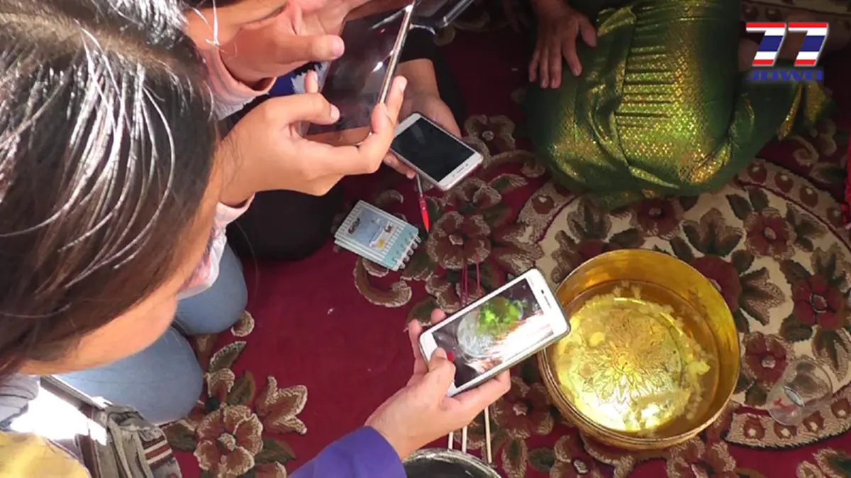 แห่มากันมืดฟ้า มัวดิน!! ประชาชนหลั่งไหล เข้ากราบไหว้รูปปั้นพญานาคนาคีผุดขึ้นจากดิน เซียนหวยไม่พลาดส่องขันน้ำมนต์ดูเลขเด็ด (คลิป)