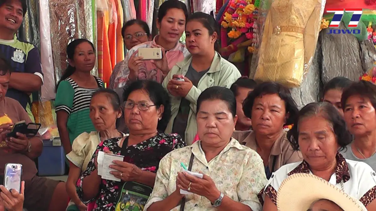 แห่มากันมืดฟ้า มัวดิน!! ประชาชนหลั่งไหล เข้ากราบไหว้รูปปั้นพญานาคนาคีผุดขึ้นจากดิน เซียนหวยไม่พลาดส่องขันน้ำมนต์ดูเลขเด็ด (คลิป)