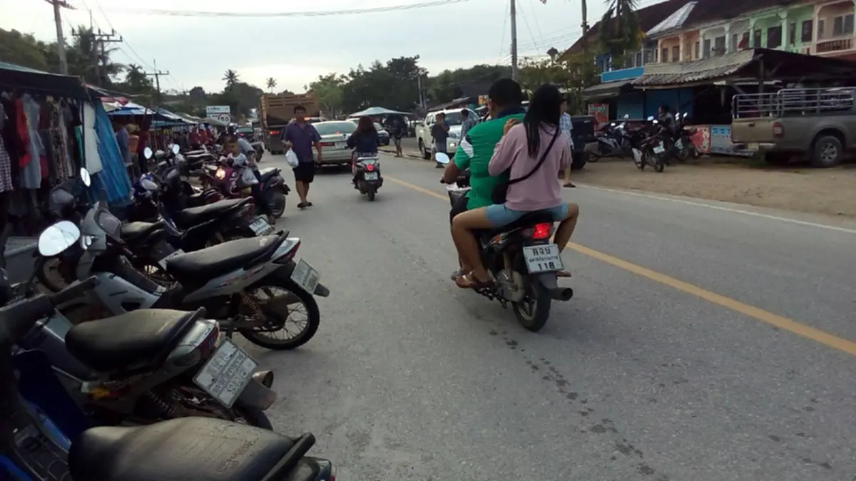 โวยดังๆ!! ตลาดนัด “สามแยกหนองดี” ต้นเหตุการจราจรติดขัด ขัดขวางการพัฒนาสร้างถนนสี่เลน หัวหน้าหมวดแขวงการทางยอมรับหนักใจไม่น้อย..!! (คลิป)