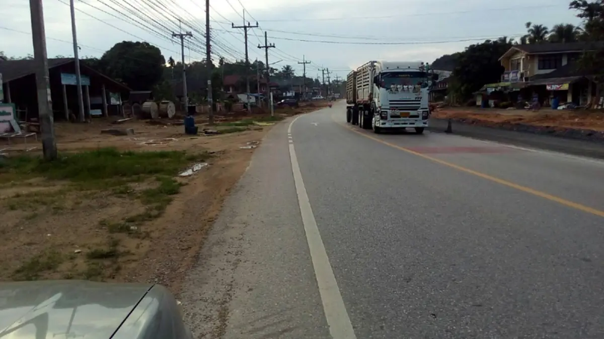 โวยดังๆ!! ตลาดนัด “สามแยกหนองดี” ต้นเหตุการจราจรติดขัด ขัดขวางการพัฒนาสร้างถนนสี่เลน หัวหน้าหมวดแขวงการทางยอมรับหนักใจไม่น้อย..!! (คลิป)