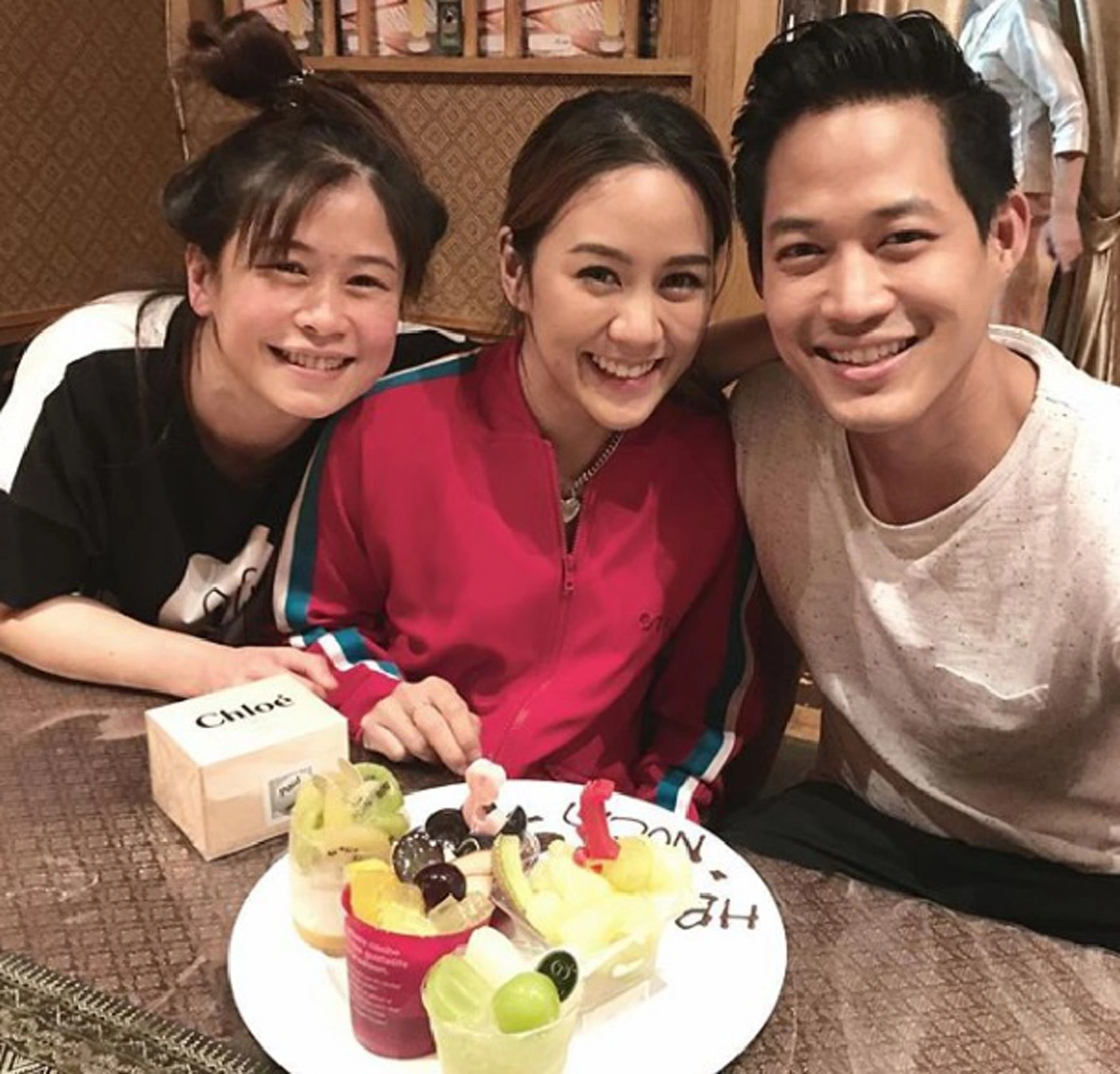 เฮลั่นทั้งประเทศ!! "ตู่ ภพธร" ขึ้นแท่นว่าที่คุณพ่อคนใหม่ ประกาศข่าวดีภรรยาสาวตั้งท้องลูกคนแรกแล้ว แฟนคลับร่วมยินดีกันเพียบ!!