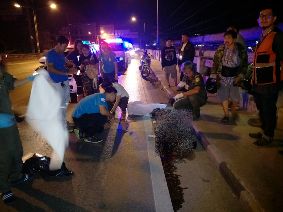 ดับก่อนฟ้าสาง สาววัย 40 ควบจยย. กลับจากงานเลี้ยงวันเกิด ชนฟุตบาทล้มเสียชีวิตคาที่