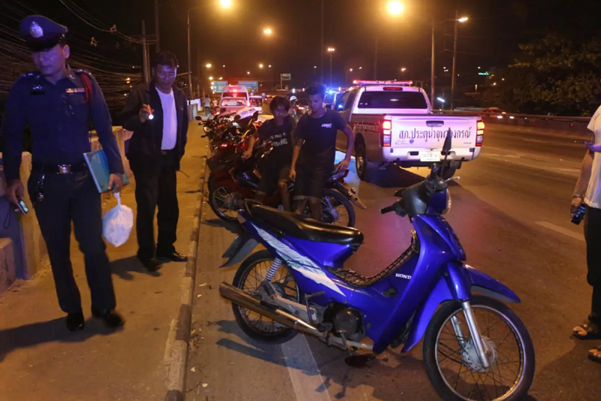 ดับก่อนฟ้าสาง สาววัย 40 ควบจยย. กลับจากงานเลี้ยงวันเกิด ชนฟุตบาทล้มเสียชีวิตคาที่