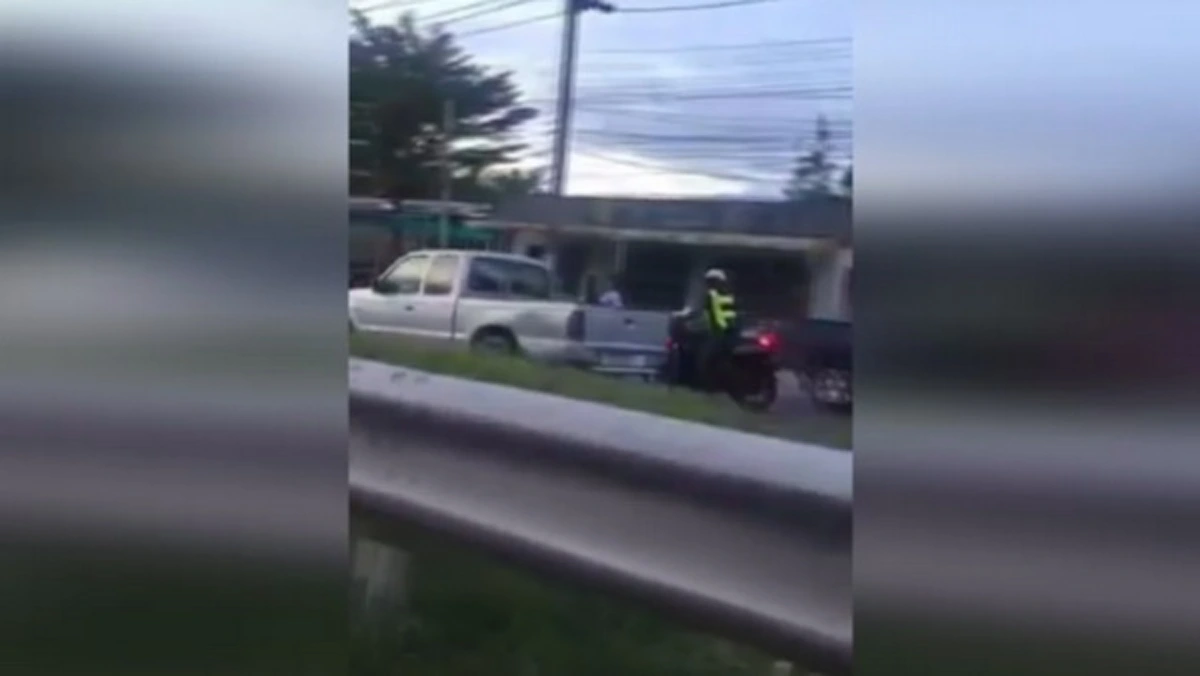 น่าหวาดเสียวเสียจริง!! พบรถกระบะขับสวนเลน ทำเดือดร้อน รถคันอื่นต้องหลบกันจ้าละหวั่น ตำรวจรีบไล่สกัดจับ หวั่นเกิดอุบัติเหตุ (คลิป)