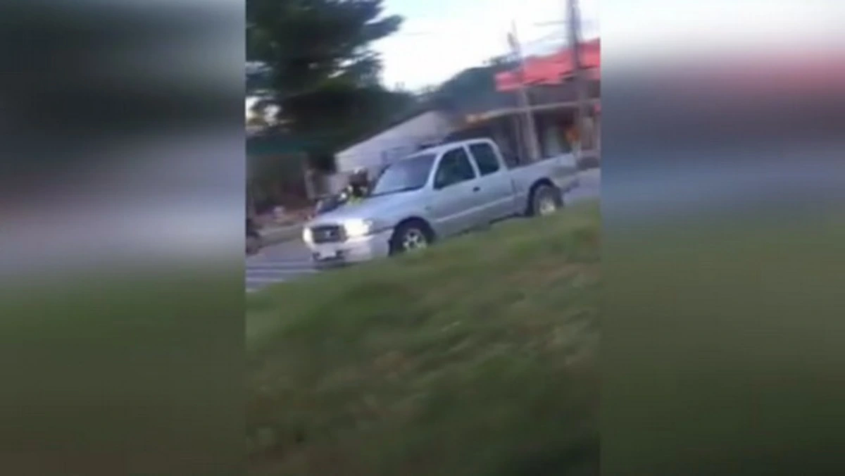 น่าหวาดเสียวเสียจริง!! พบรถกระบะขับสวนเลน ทำเดือดร้อน รถคันอื่นต้องหลบกันจ้าละหวั่น ตำรวจรีบไล่สกัดจับ หวั่นเกิดอุบัติเหตุ (คลิป)