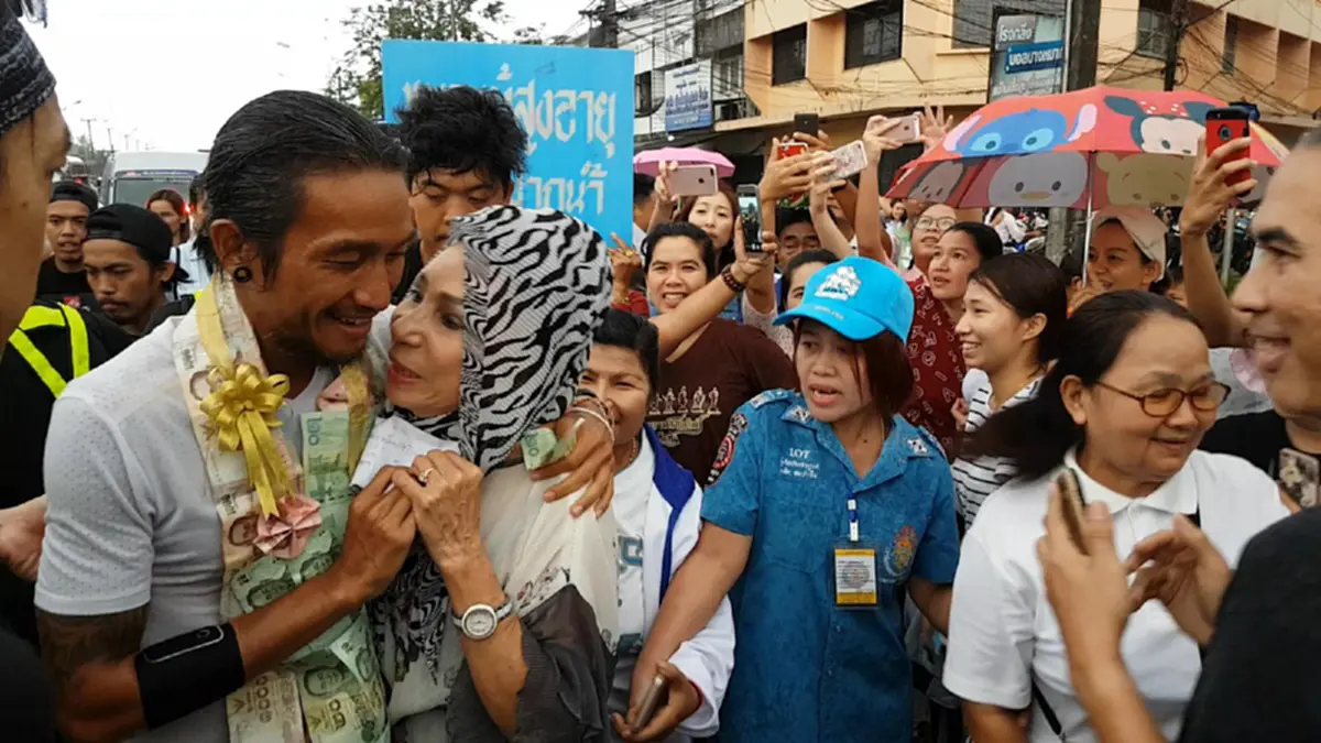 แม้ฝนตก...ยังคงสู้!! “ตูน บอดี้สแลม” กับการวิ่งในจังหวัดชุมพร มีประชาชนคอยต้อนรับอย่างเนื่องแน่น โดยวันนี้มีศิลปินนักร้องเข้าร่วมด้วย
