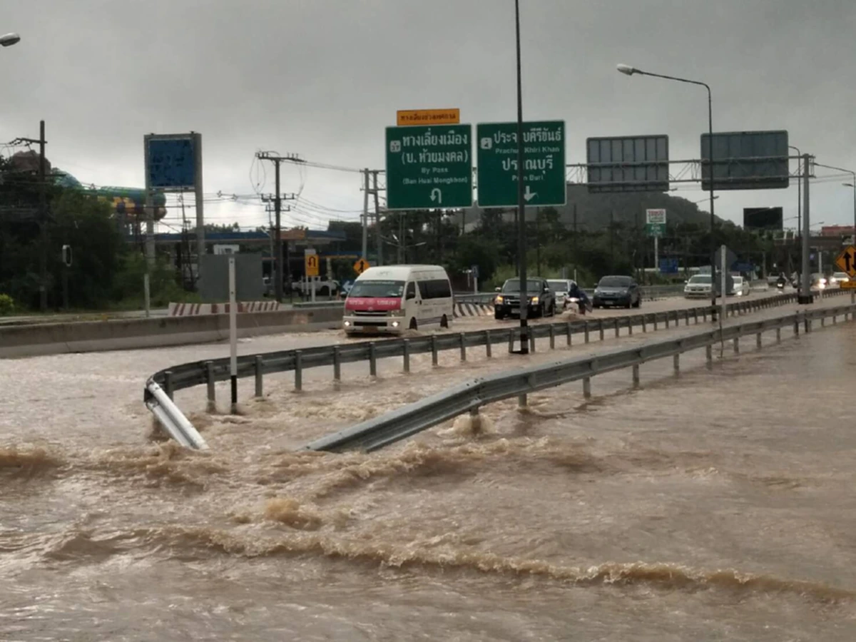 ระทึกกันทั้งบาง..!! ฝนถล่มหนักหลายชั่วโมง หัวหินอ่วม ด้านผู้ว่าประจวบฯ ระดมเครื่องสูบน้ำเร่งระบายอย่างเร่งด่วน