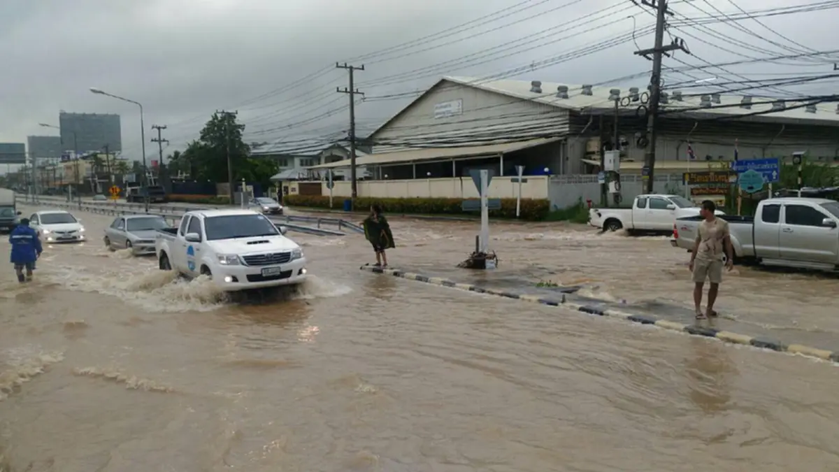 ระทึกกันทั้งบาง..!! ฝนถล่มหนักหลายชั่วโมง หัวหินอ่วม ด้านผู้ว่าประจวบฯ ระดมเครื่องสูบน้ำเร่งระบายอย่างเร่งด่วน