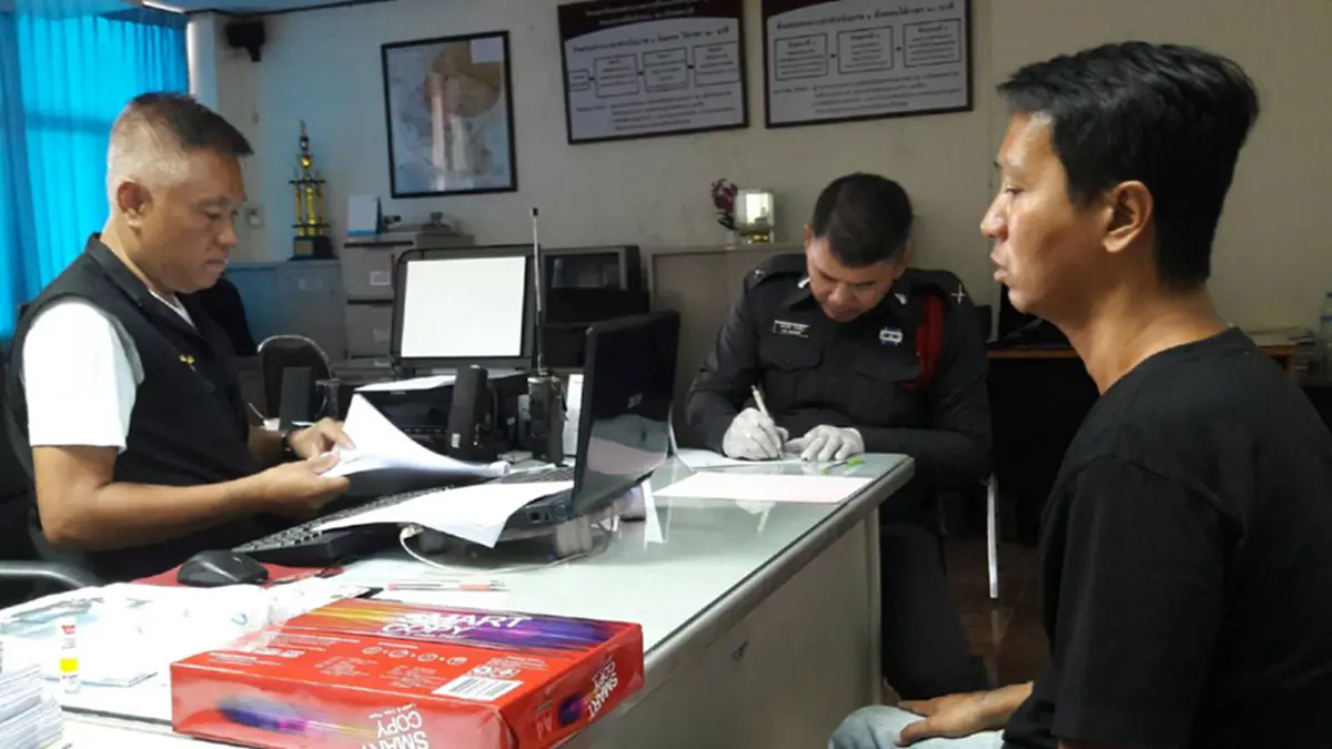 ทำตัวเหมือนรวย..!? หนุ่มวัย 43 มาติดต่อซื้อรถ นัดคุยกับเซลล์สาว ก่อนออกอุบายยืมมือถือ แล้วเดินหายวาปไปกับตา..!!