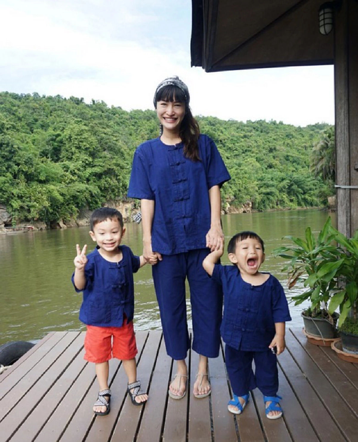 หยาดเหงื่อเพื่อลูกสบาย !!!  "พลอย พลอยพรรณ" หลังหย่า " ปีเตอร์"  ล่าสุดกลับไปเป็นแอร์โฮสเตส หาเงินเลี้ยงลูก