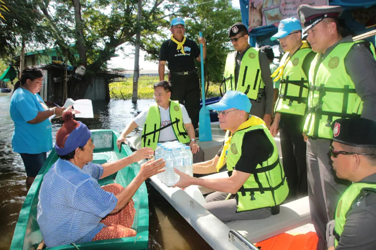 ธารน้ำใจไม่ขาดสาย หลั่งไหลช่วยชาวผักไห่กรุงเก่า ที่ถูกน้ำท่วม ตำรวจภูธรภาค 1 และ มูลนิธิ ม.ร.ว.เสนีย์ ปราโมช แจกถุงยังชีพ(ชมคลิป)