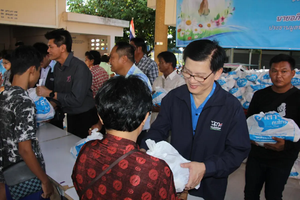 ธารน้ำใจไม่ขาดสาย หลั่งไหลช่วยชาวผักไห่กรุงเก่า ที่ถูกน้ำท่วม ตำรวจภูธรภาค 1 และ มูลนิธิ ม.ร.ว.เสนีย์ ปราโมช แจกถุงยังชีพ(ชมคลิป)