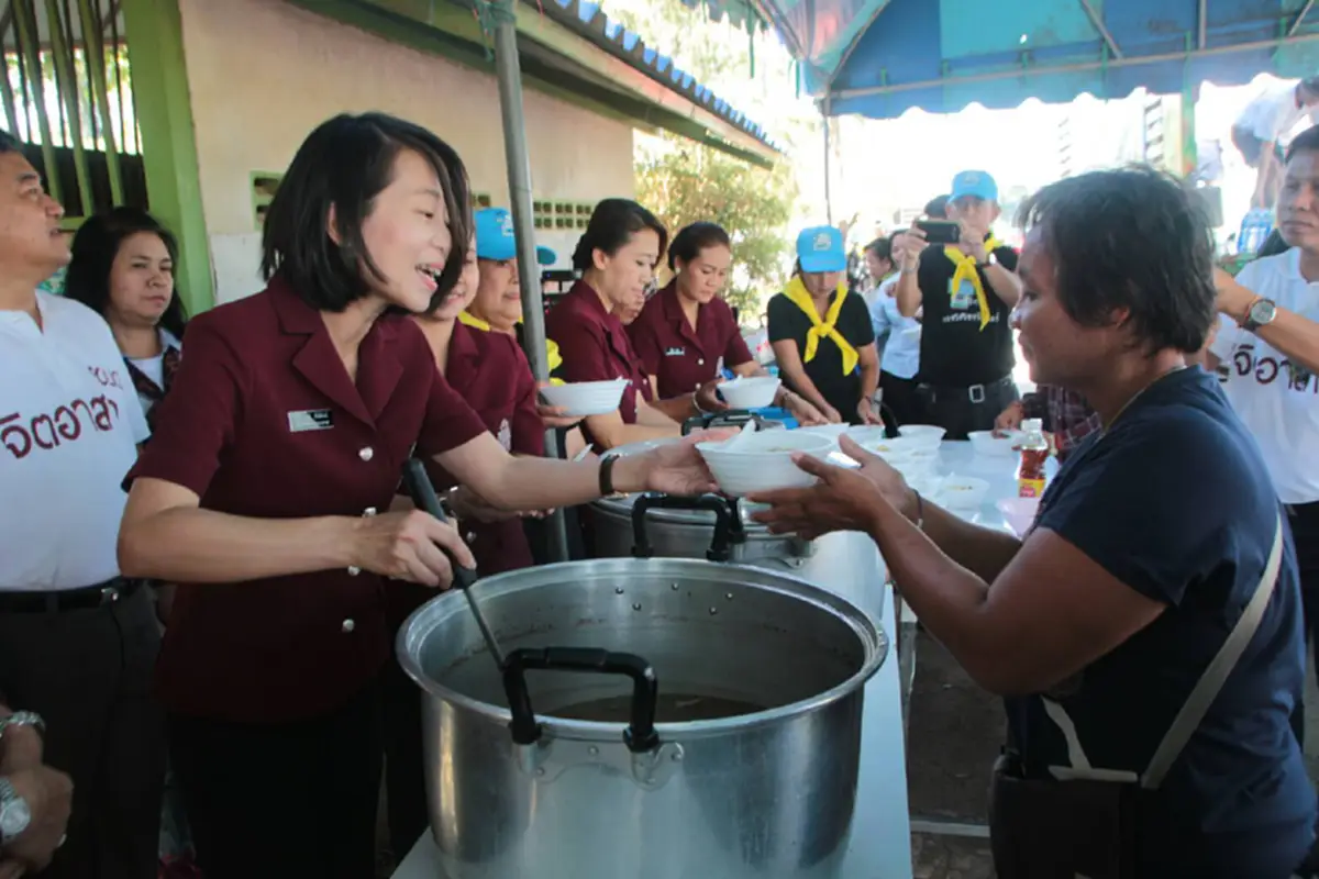 ธารน้ำใจไม่ขาดสาย หลั่งไหลช่วยชาวผักไห่กรุงเก่า ที่ถูกน้ำท่วม ตำรวจภูธรภาค 1 และ มูลนิธิ ม.ร.ว.เสนีย์ ปราโมช แจกถุงยังชีพ(ชมคลิป)