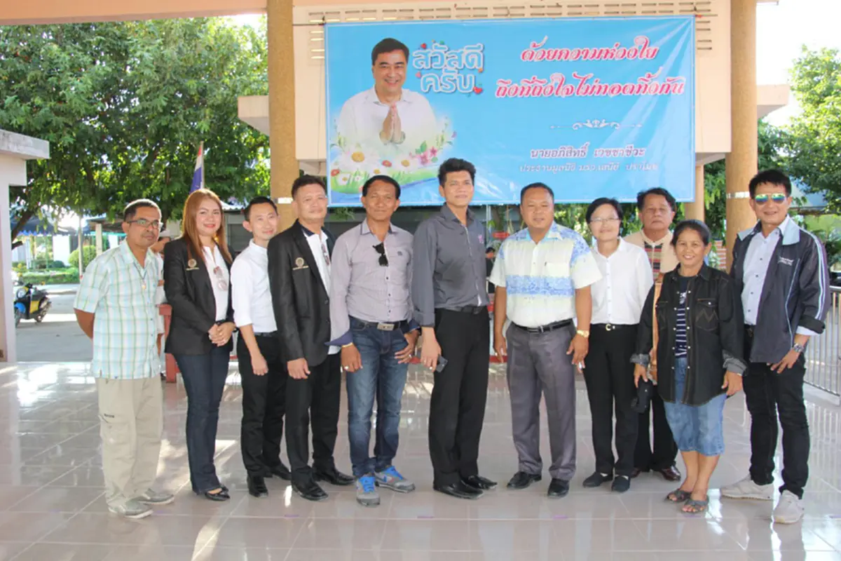 ธารน้ำใจไม่ขาดสาย หลั่งไหลช่วยชาวผักไห่กรุงเก่า ที่ถูกน้ำท่วม ตำรวจภูธรภาค 1 และ มูลนิธิ ม.ร.ว.เสนีย์ ปราโมช แจกถุงยังชีพ(ชมคลิป)