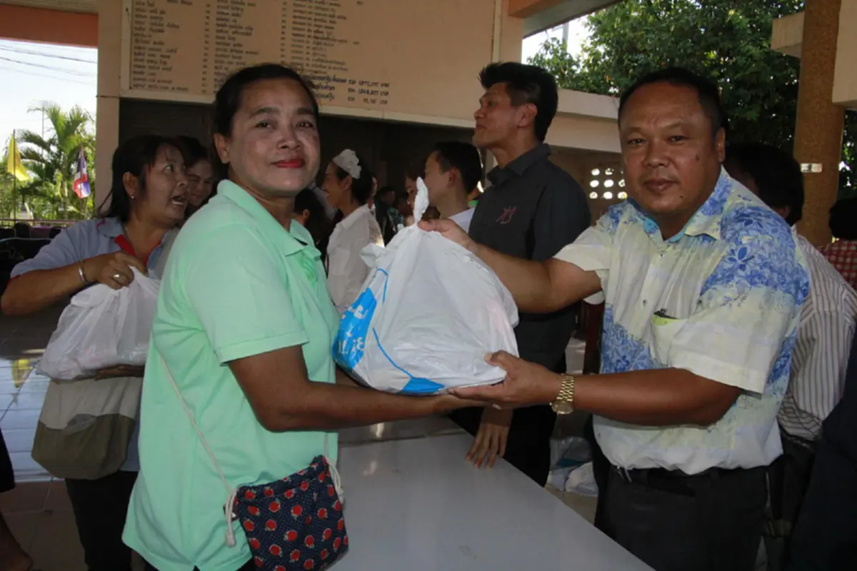 ธารน้ำใจไม่ขาดสาย หลั่งไหลช่วยชาวผักไห่กรุงเก่า ที่ถูกน้ำท่วม ตำรวจภูธรภาค 1 และ มูลนิธิ ม.ร.ว.เสนีย์ ปราโมช แจกถุงยังชีพ(ชมคลิป)