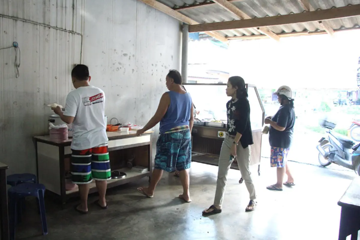 ข้าวแกงวัดใจคน!! โคตรแปลกร้านข้าวแกง "โกฉวน" เน้นตักเอง จ่ายเงินเอง ทอนเงินเอง ราคาไม่แรงเพียง 40 บาท แถมอร่อยจนมีลูกค้าประจำเยอะโคตรๆ..!?