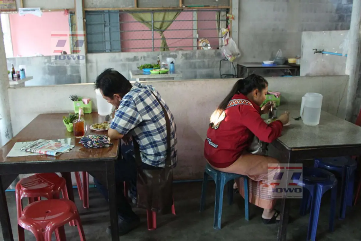 ข้าวแกงวัดใจคน!! โคตรแปลกร้านข้าวแกง "โกฉวน" เน้นตักเอง จ่ายเงินเอง ทอนเงินเอง ราคาไม่แรงเพียง 40 บาท แถมอร่อยจนมีลูกค้าประจำเยอะโคตรๆ..!?