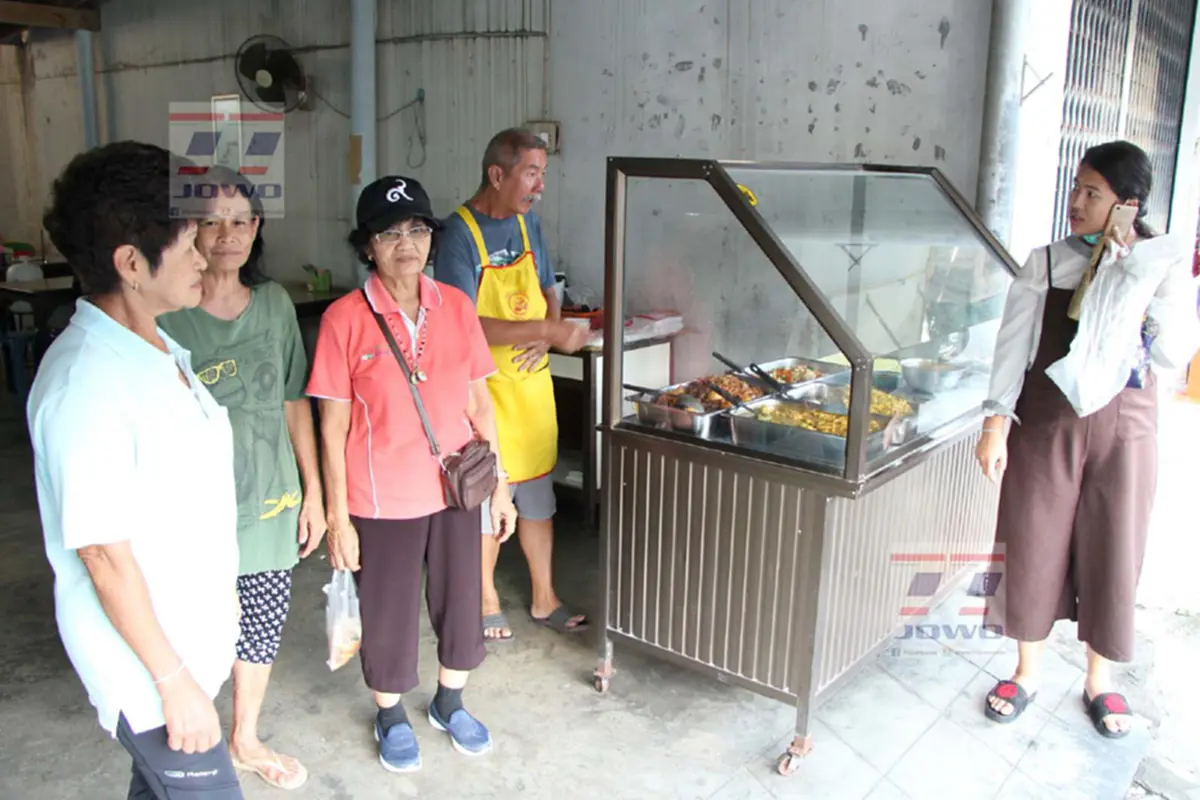 ข้าวแกงวัดใจคน!! โคตรแปลกร้านข้าวแกง "โกฉวน" เน้นตักเอง จ่ายเงินเอง ทอนเงินเอง ราคาไม่แรงเพียง 40 บาท แถมอร่อยจนมีลูกค้าประจำเยอะโคตรๆ..!?