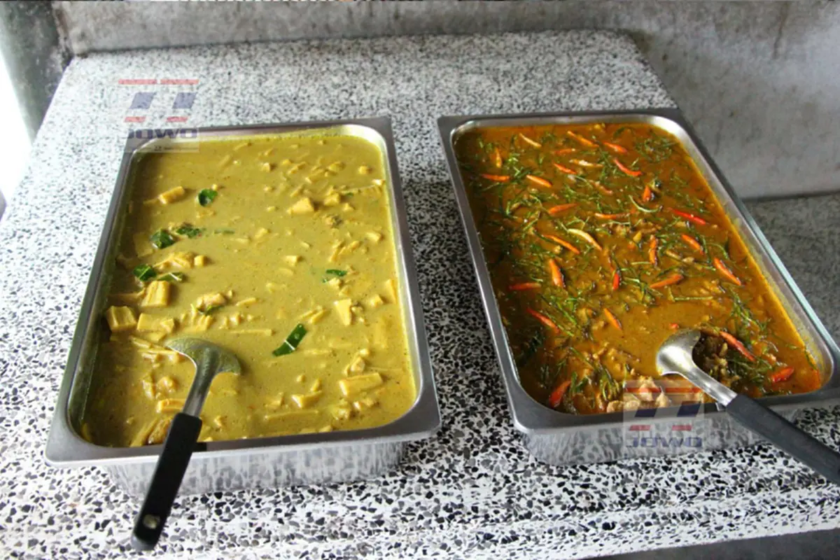 ข้าวแกงวัดใจคน!! โคตรแปลกร้านข้าวแกง "โกฉวน" เน้นตักเอง จ่ายเงินเอง ทอนเงินเอง ราคาไม่แรงเพียง 40 บาท แถมอร่อยจนมีลูกค้าประจำเยอะโคตรๆ..!?