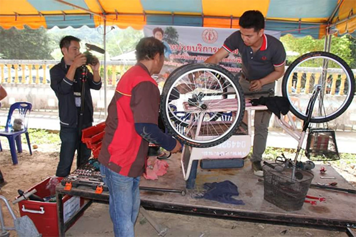 ไม่ทิ้งคนพิการ..!! ศูนย์ช่วยเหลือคนพิการ ออกหน่วยบริการซ่อมอุปกรณ์กายภาพบำบัด ให้กับผู้พิการที่อำเภอปากช่อง (คลิป)