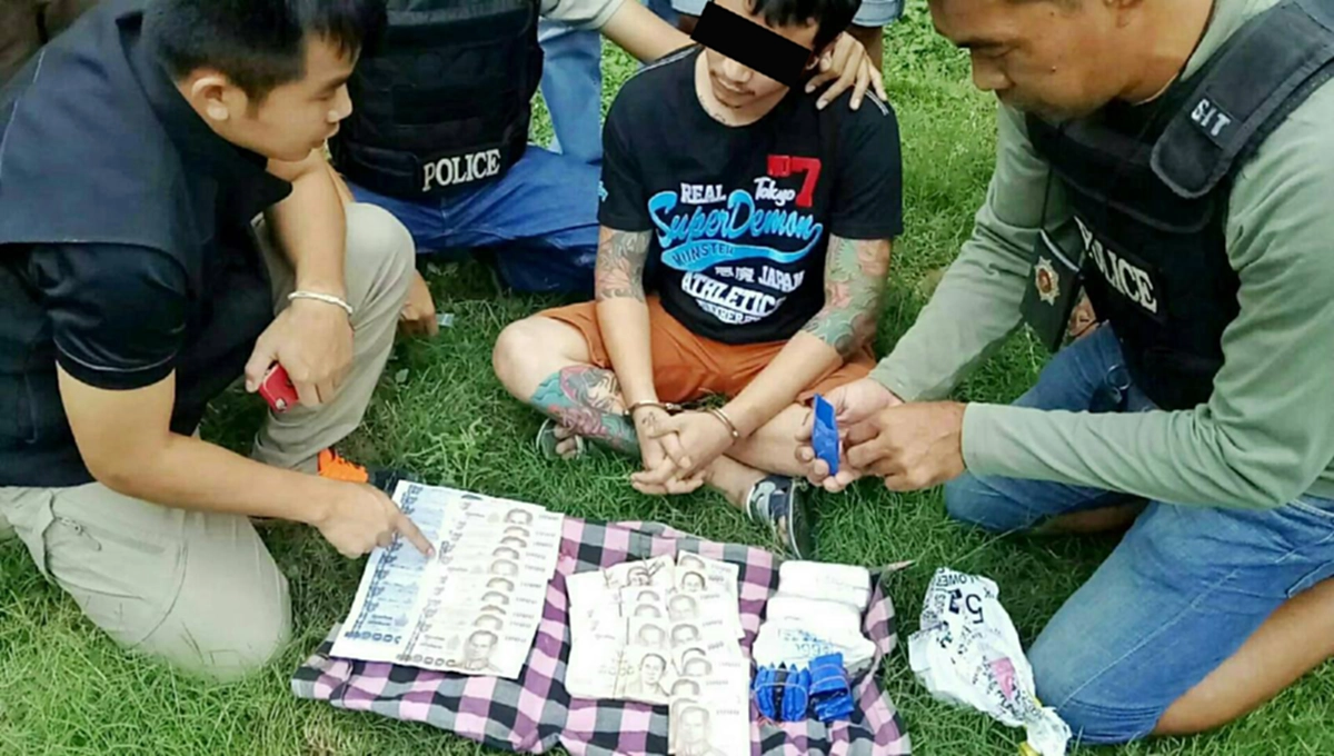 กลับมานอนคุก..!! สุพรรณล่อจับ "คิวโดโซะ" อดีตผู้ร้ายคดีพยายามฆ่า ที่ตอนนี้เอาดีด้านค้ายา.. รวบของกลางกว่า 6 พันเม็ด และยาเคกว่า 15 กรัม