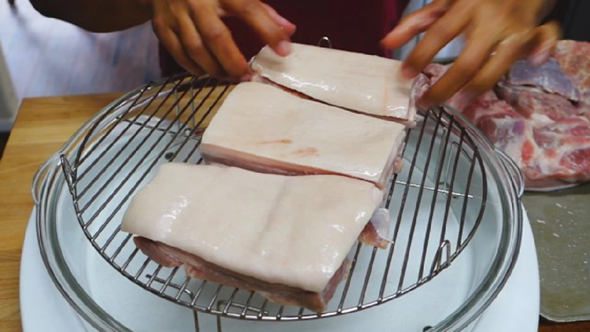 เอาหมูวางไว้เตาอบ