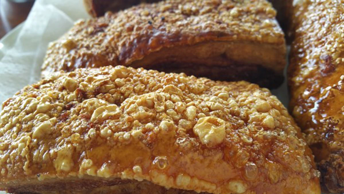 นำหมูกรอบขึ้นจากกระทะ