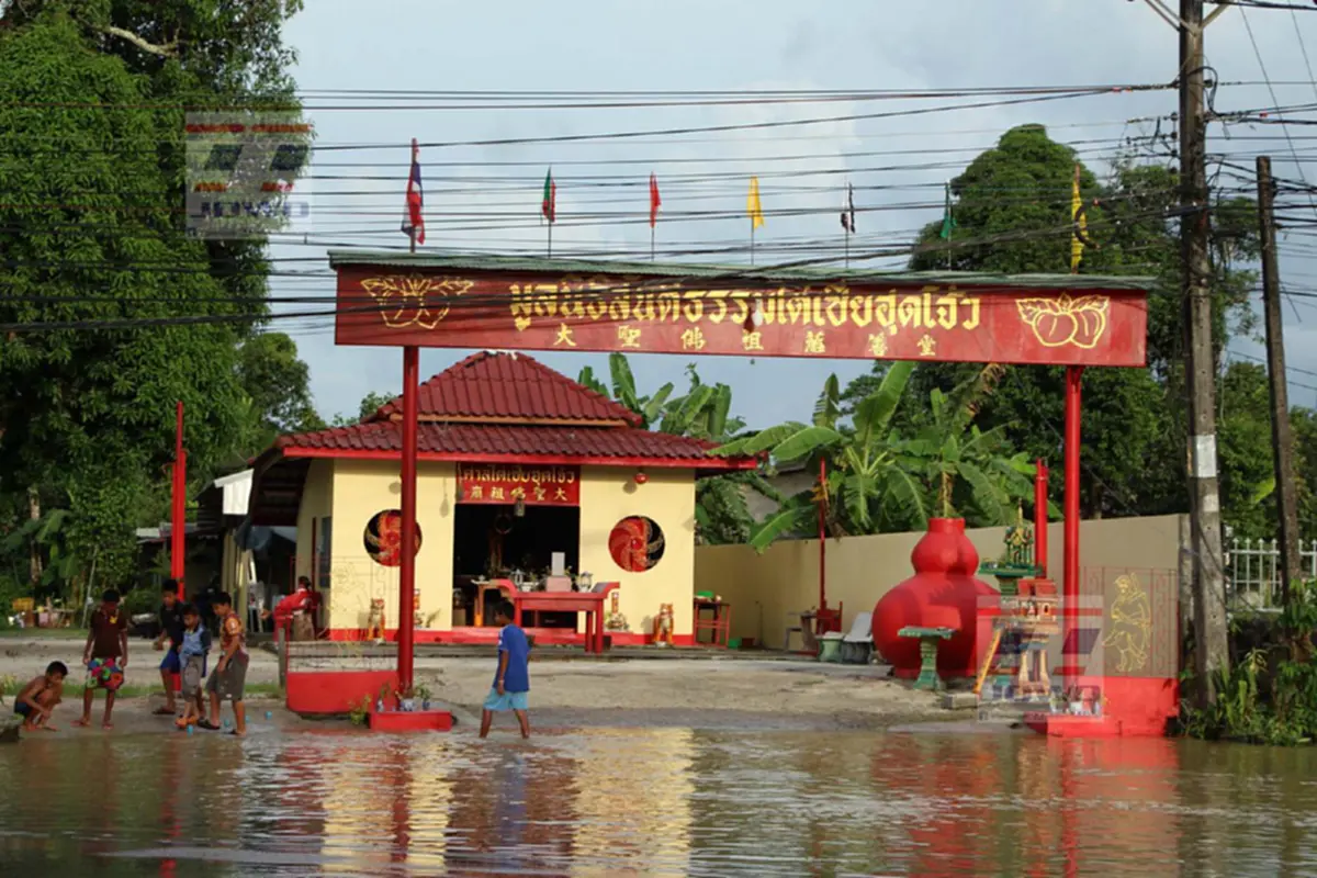 เดือดร้อนหนัก..!! ชาวบ้านลุยน้ำร่วมงานศพ ขณะในเขตเทศบาลชุมชนวัดควนขัน น้ำเริ่มเข้าท่วมแล้ว