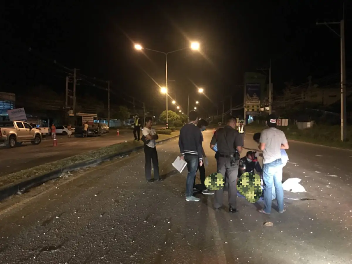 โอละพ่อ!!! หนุ่มแอบขโมยรถพ่อพาเพื่อนท่องราตรี สุดท้ายเมาซิ่งกระบะชนเสาไฟฟ้าเกาะกลางถนน กระเด็นออกจากตัวรถดับ1เจ็บอีก4