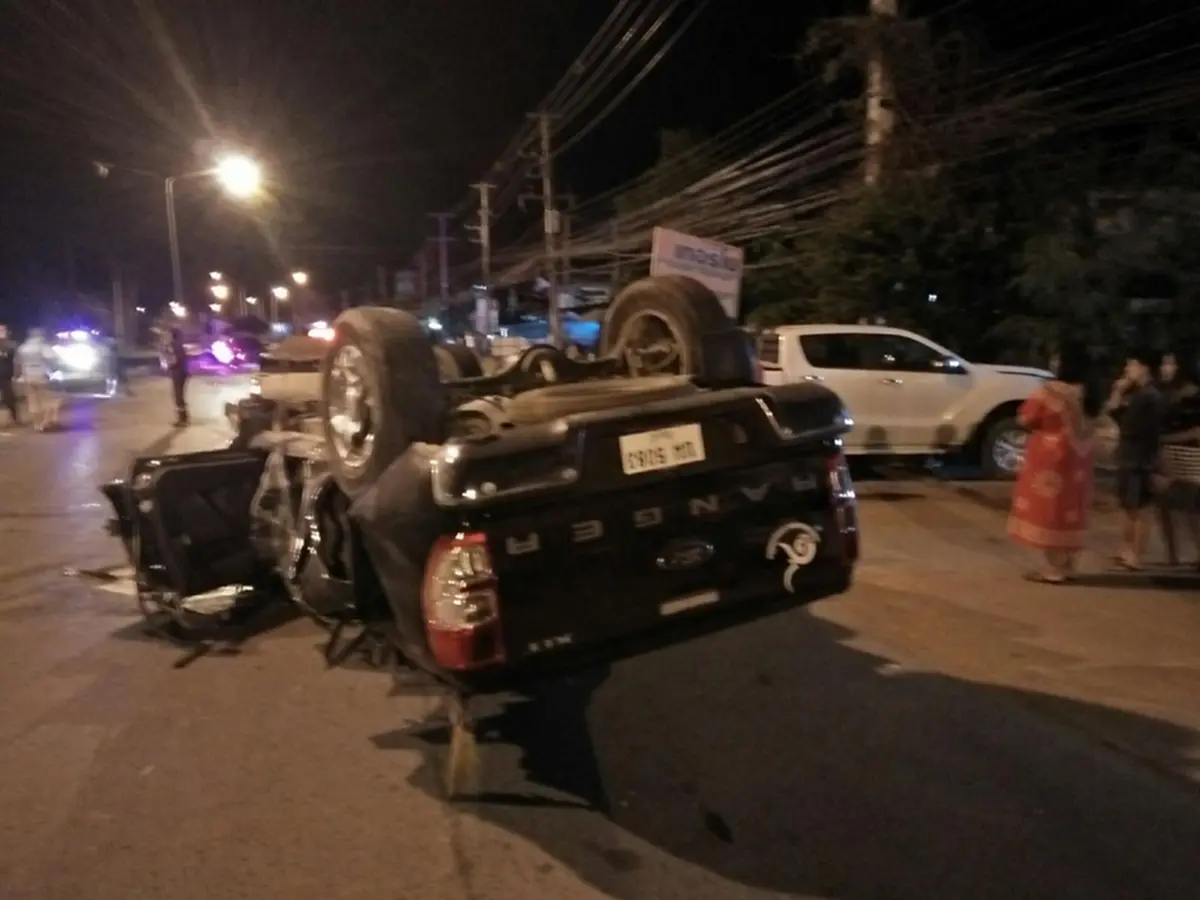 โอละพ่อ!!! หนุ่มแอบขโมยรถพ่อพาเพื่อนท่องราตรี สุดท้ายเมาซิ่งกระบะชนเสาไฟฟ้าเกาะกลางถนน กระเด็นออกจากตัวรถดับ1เจ็บอีก4