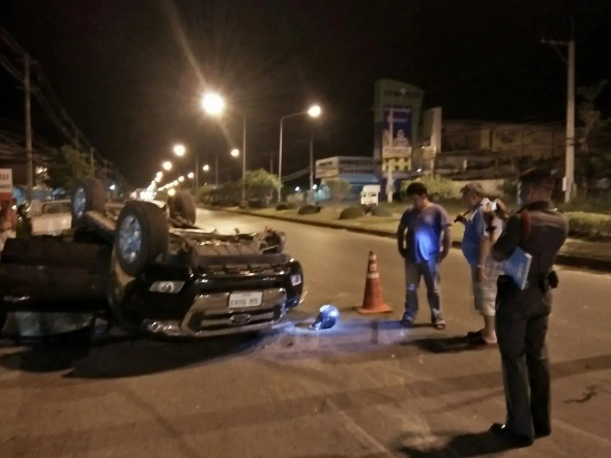 โอละพ่อ!!! หนุ่มแอบขโมยรถพ่อพาเพื่อนท่องราตรี สุดท้ายเมาซิ่งกระบะชนเสาไฟฟ้าเกาะกลางถนน กระเด็นออกจากตัวรถดับ1เจ็บอีก4