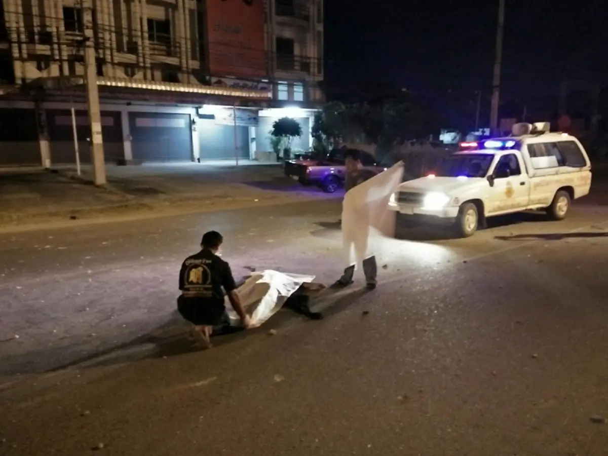 โอละพ่อ!!! หนุ่มแอบขโมยรถพ่อพาเพื่อนท่องราตรี สุดท้ายเมาซิ่งกระบะชนเสาไฟฟ้าเกาะกลางถนน กระเด็นออกจากตัวรถดับ1เจ็บอีก4