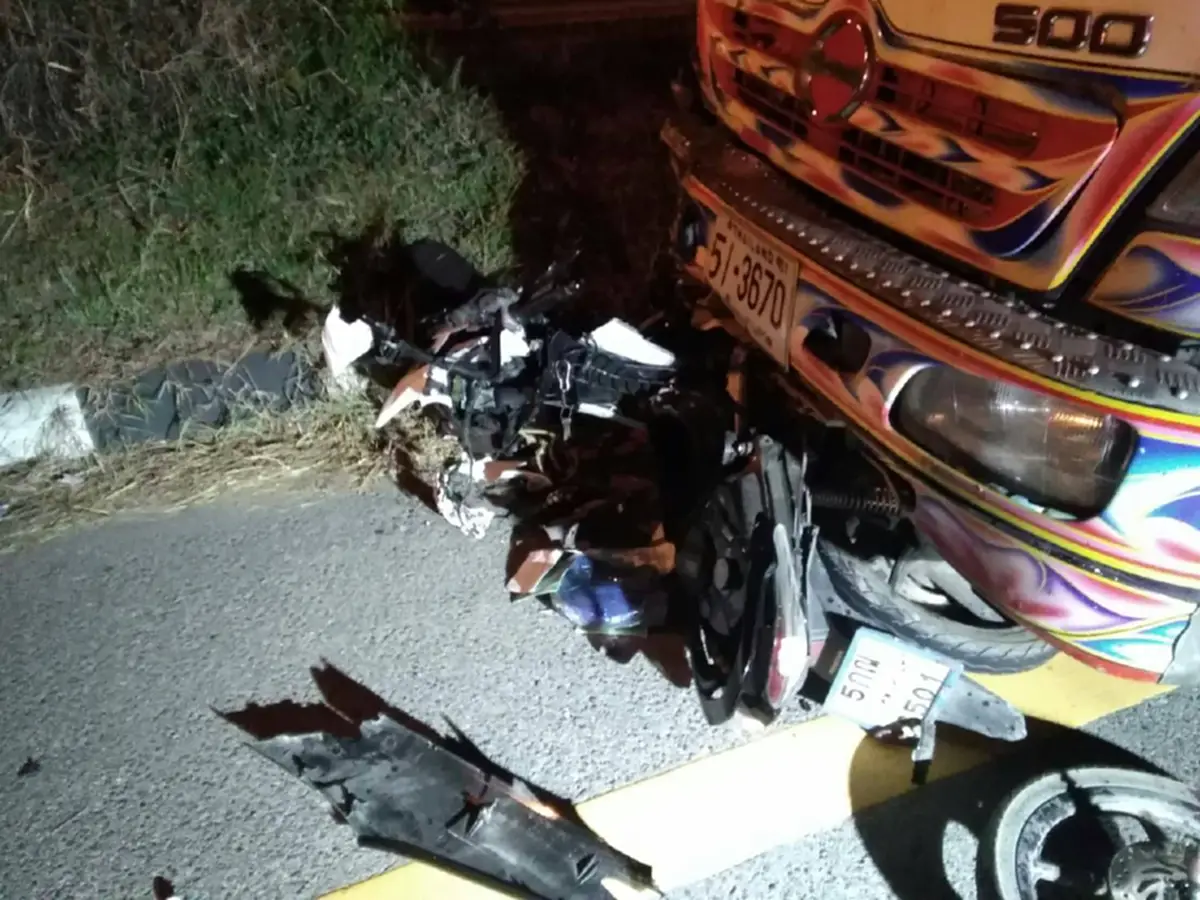 เละ...พังยับดับสยอง หนุ่มวัย 39 ควบ จยย คู่ใจย้อนศร ชนประสานงา 6 ล้อเข้าอย่างจังดับคาที่(มีคลิป)