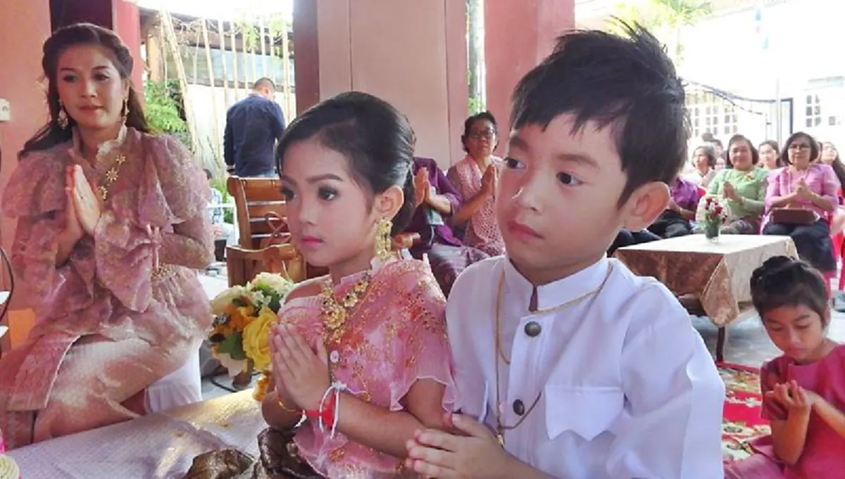 สุดชื่นมื่น!! จัดวิวาห์แก้เคล็ด..ฝาแฝดชายหญิง 5 ขวบ เมืองนครพนม พ่อเล่าความฝัน...ก่อนได้ลูกแฝด เชื่อ..ปู่ย่า กลับชาติมาเกิด !!