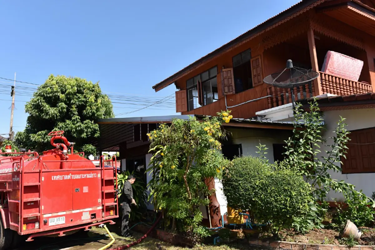 เตือนเอาไว้!! เผลอจุดธูปทิ้งไว้แล้วออกไปข้างนอก เกิดเพลิงลุกไหม้บ้าน โชคดีเพื่อนบ้านเห็นเหตุการณ์ รีบช่วยกันดับและแจ้งเจ้าหน้าที่ทัน