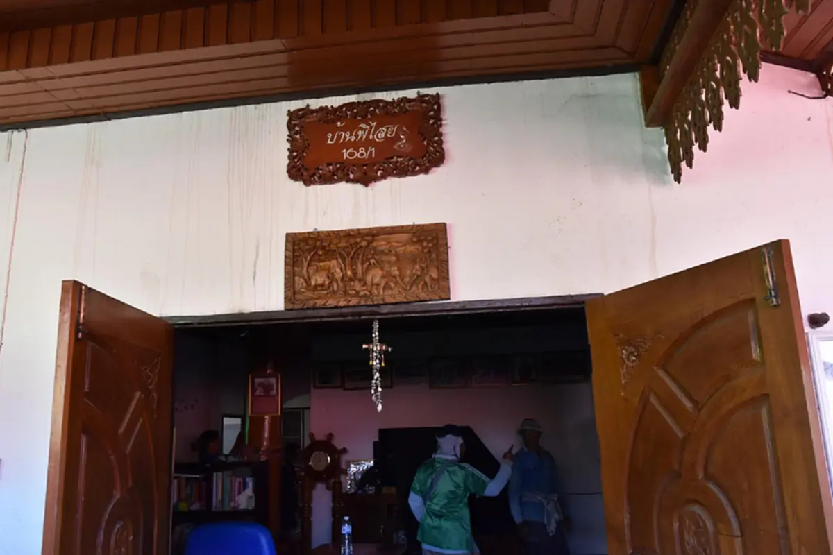 เตือนเอาไว้!! เผลอจุดธูปทิ้งไว้แล้วออกไปข้างนอก เกิดเพลิงลุกไหม้บ้าน โชคดีเพื่อนบ้านเห็นเหตุการณ์ รีบช่วยกันดับและแจ้งเจ้าหน้าที่ทัน