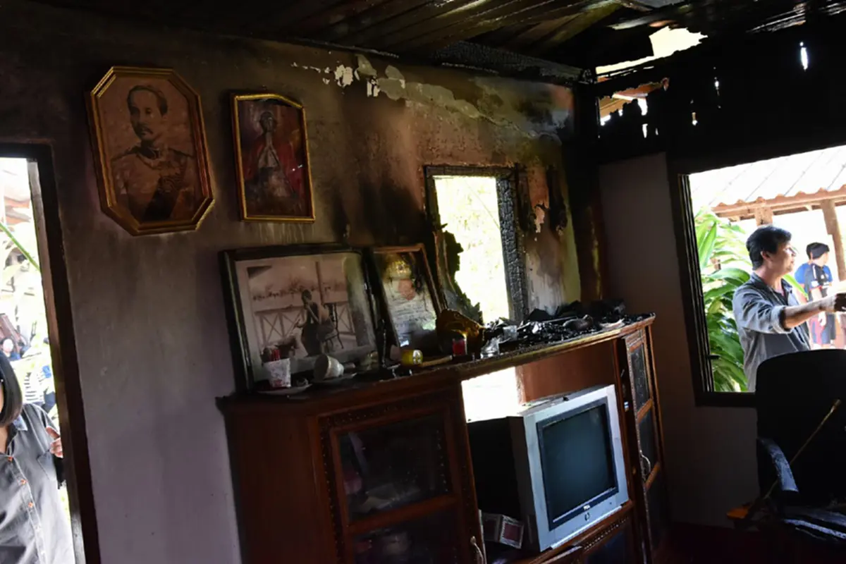 เตือนเอาไว้!! เผลอจุดธูปทิ้งไว้แล้วออกไปข้างนอก เกิดเพลิงลุกไหม้บ้าน โชคดีเพื่อนบ้านเห็นเหตุการณ์ รีบช่วยกันดับและแจ้งเจ้าหน้าที่ทัน