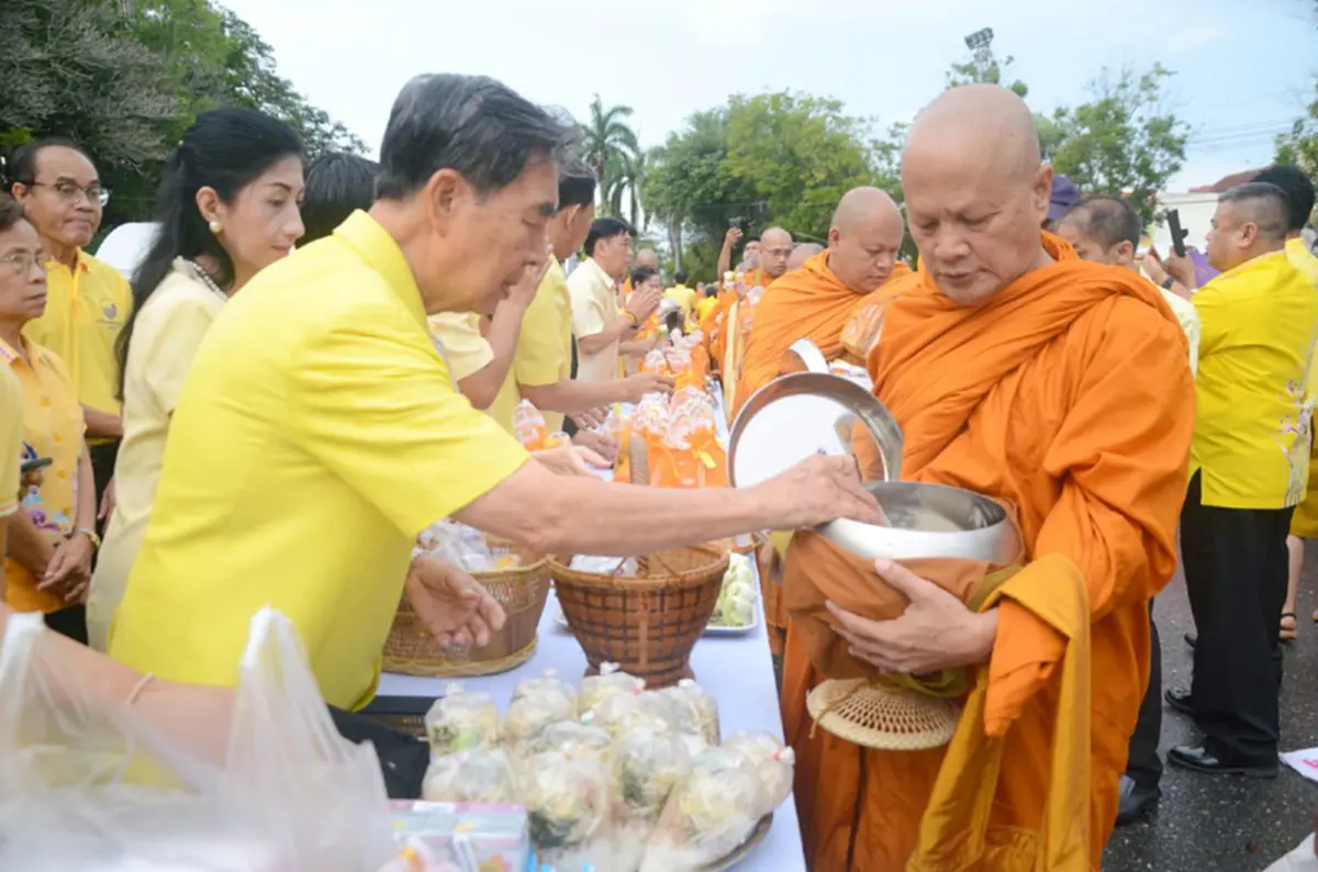 ชาวตรังร่วมใจใส่เสื้อเหลือง !! เข้าร่วมพิธีทำบุญตักบาตรพระสงฆ์ จำนวน 91 รูป ถวายเป็นพระราชกุศลแด่พ่อหลวง ร.9