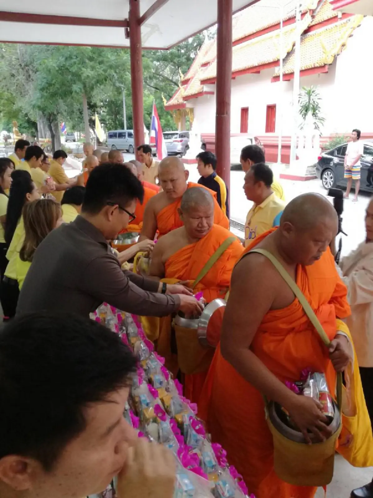 นครปฐม..!! ทำบุญตักบาตร ถวายเป็นพระราชกุศลแด่ในหลวง ร.9 เนื่องในวันคล้ายวันเฉลิมพระชนมพรรษา วันชาติ และวันพ่อแห่งชาติ 5 ธันวาคม