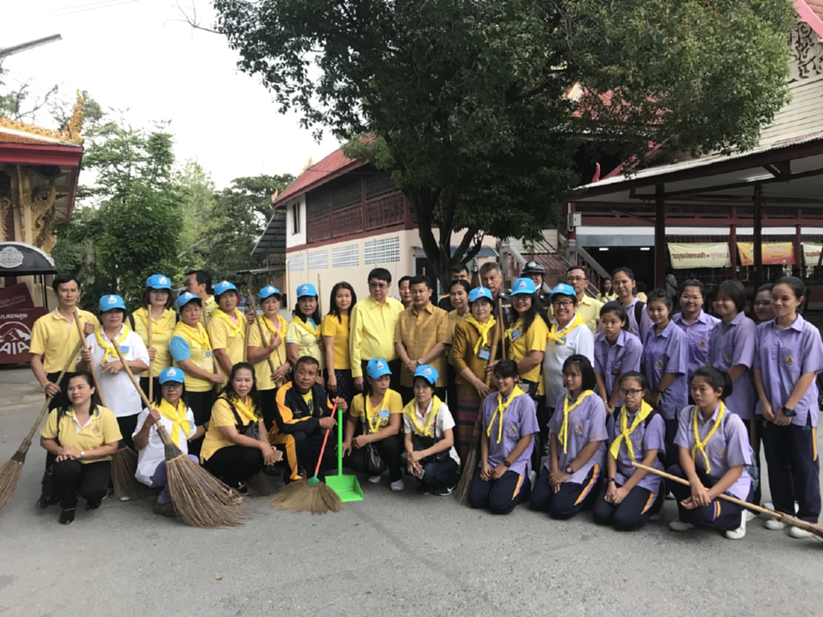 นครปฐม..!! ทำบุญตักบาตร ถวายเป็นพระราชกุศลแด่ในหลวง ร.9 เนื่องในวันคล้ายวันเฉลิมพระชนมพรรษา วันชาติ และวันพ่อแห่งชาติ 5 ธันวาคม