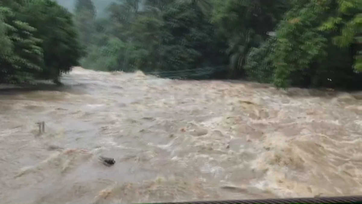 เตรียมรับมือด่วน !! น้ำป่าเทือกเขาหลวง ไหลทะลักล้นคลองคีรีวง – วังปลาแงะ สถานที่ท่องเที่ยว ถูกน้ำป่าซัดพังวินาศ